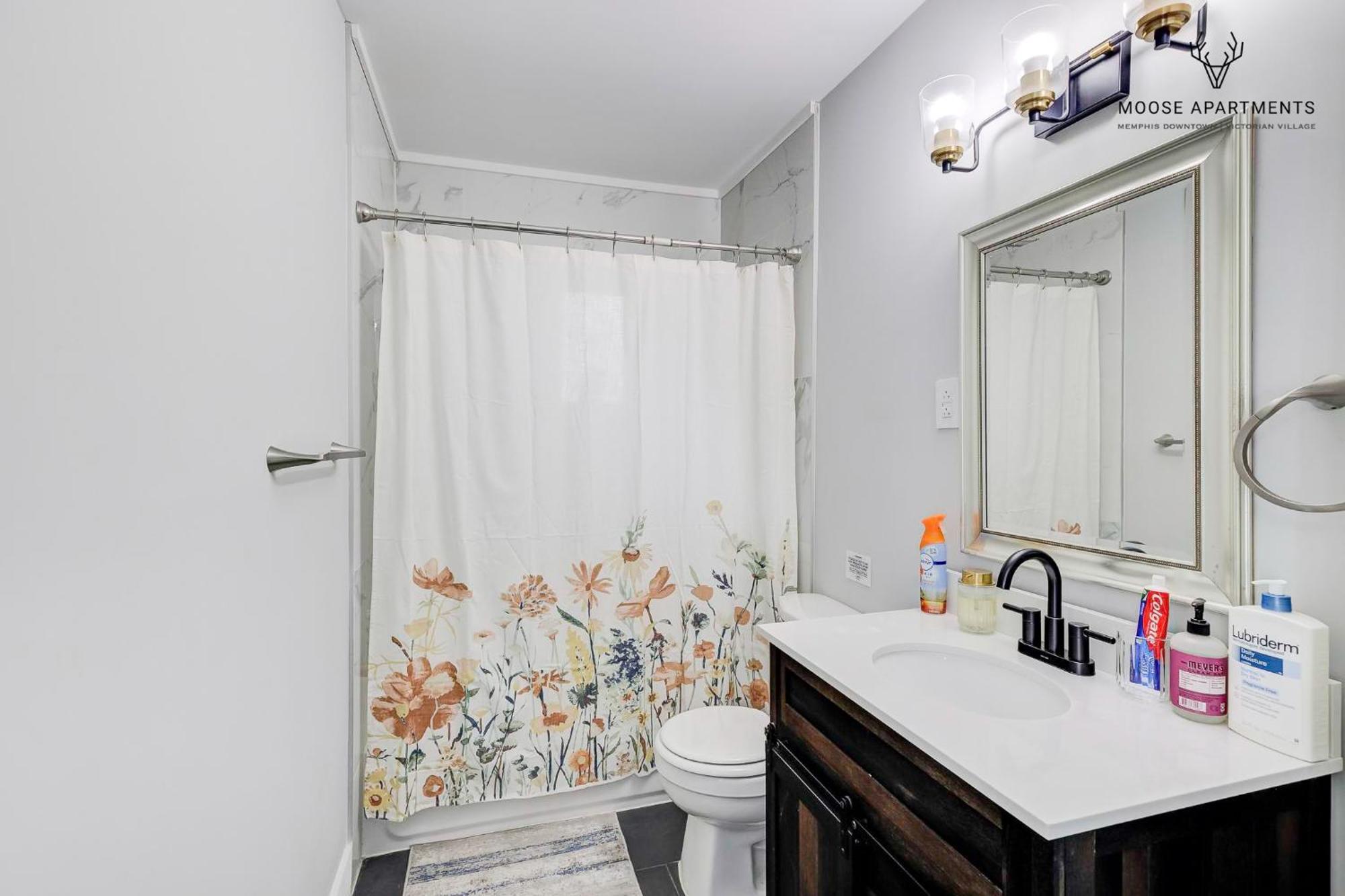 The Moose #9 - Brand New Luxe Modern Loft With Free Parking, King Bed & Fast Wifi