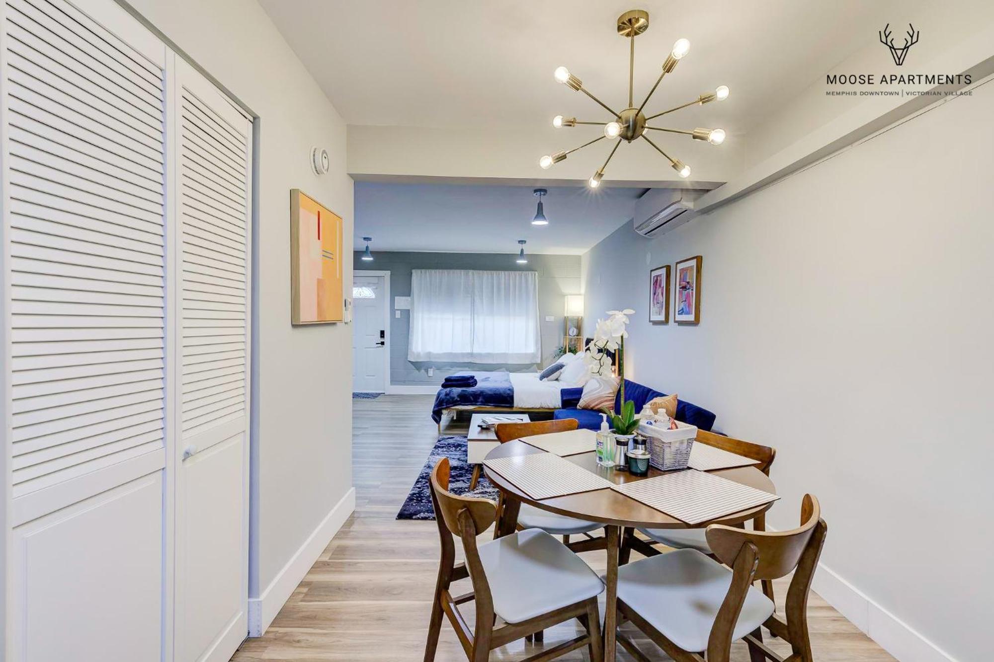 The Moose #9 - Brand New Luxe Modern Loft With Free Parking, King Bed & Fast Wifi *