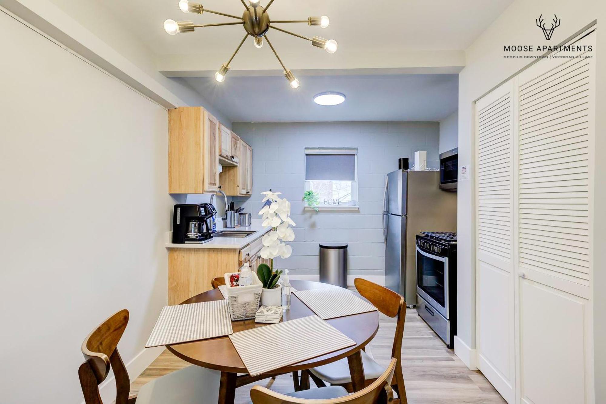 The Moose #9 - Brand New Luxe Modern Loft With Free Parking, King Bed & Fast Wifi