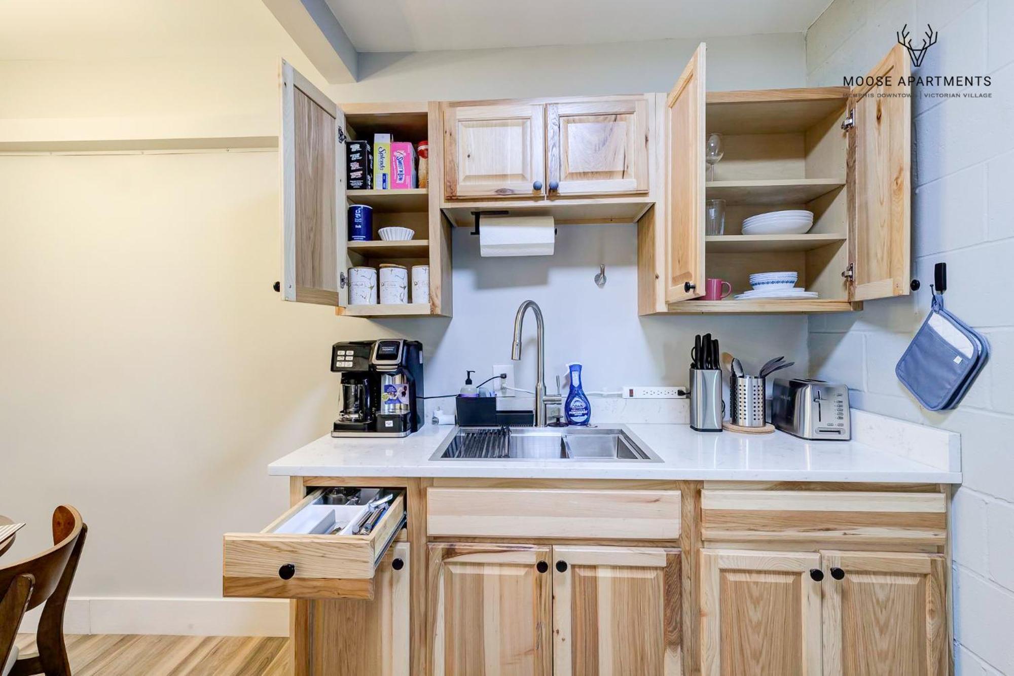 The Moose #9 - Brand New Luxe Modern Loft With Free Parking, King Bed & Fast Wifi