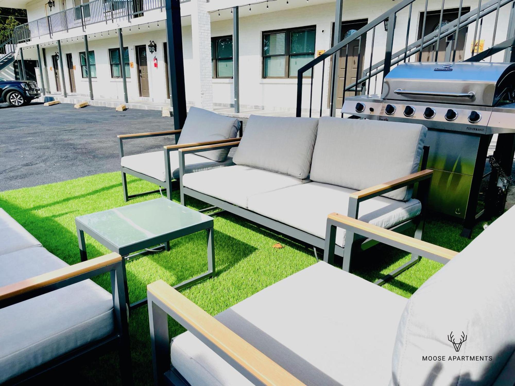 The Moose #9 - Brand New Luxe Modern Loft With Free Parking, King Bed & Fast Wifi *
